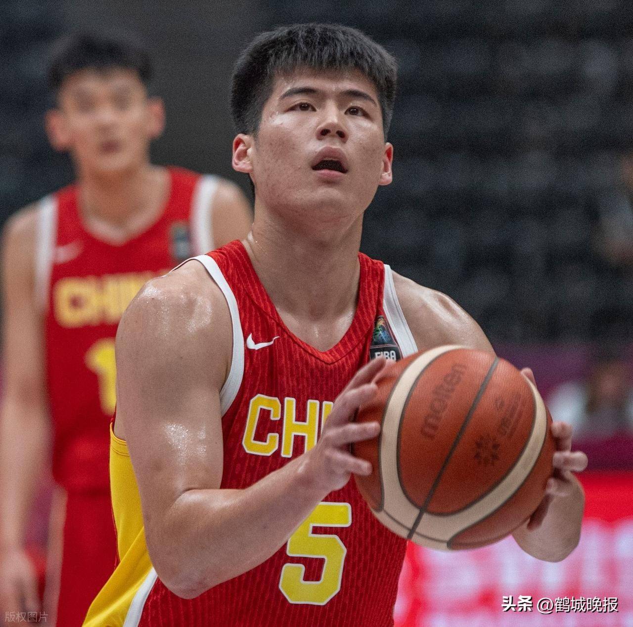 庐州山猫队险胜齐鲁雄鲨队，橄榄球大师赛上演关键失误成转折！客场静默反击